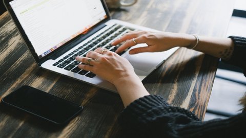 跨境電商行為考察主要包括：平臺(tái)選擇、產(chǎn)品選擇、物流方式、營銷策略、客戶服務(wù)等方面。